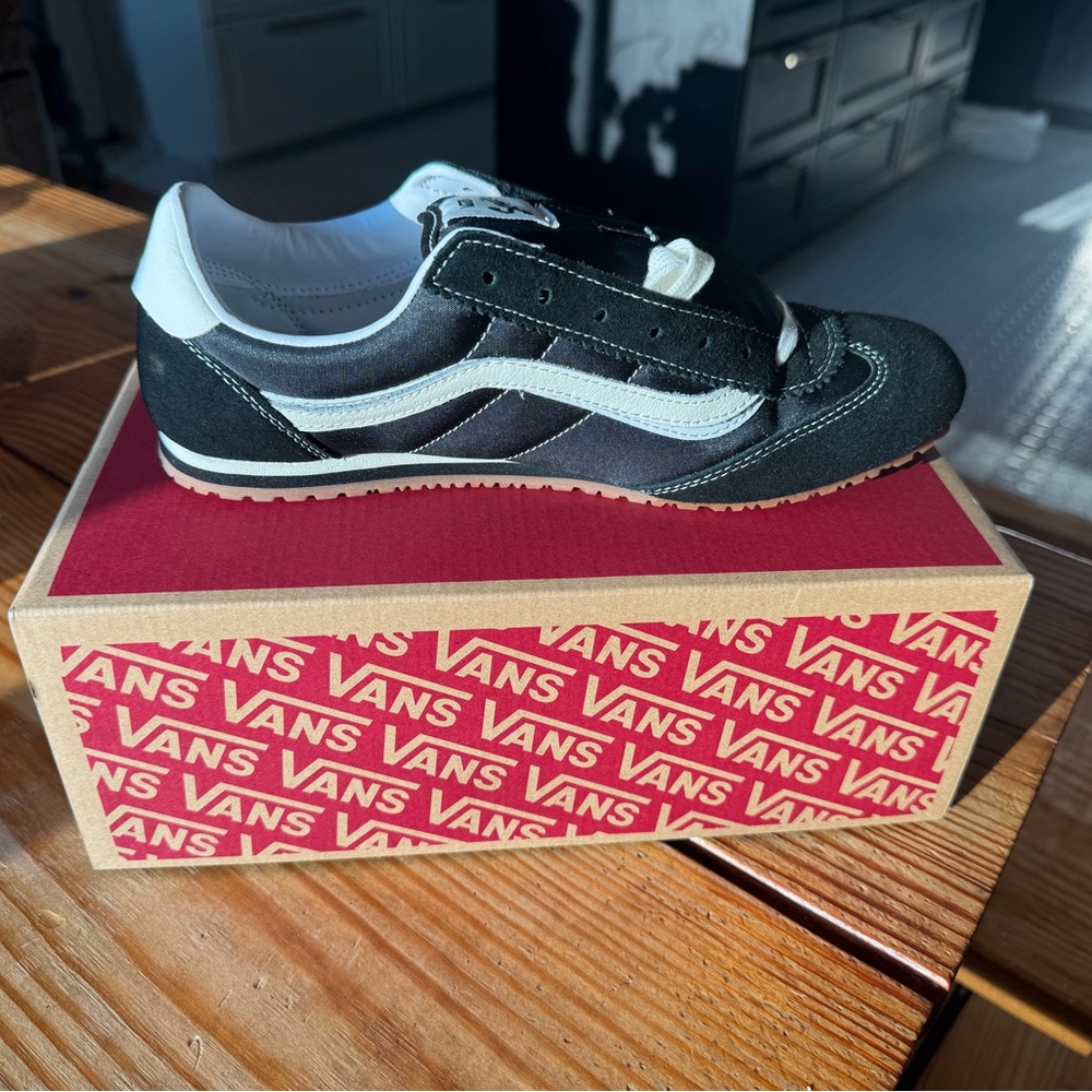 Men’s Super Lowpro Vans Lifestyle Sneaker- Unisex Black